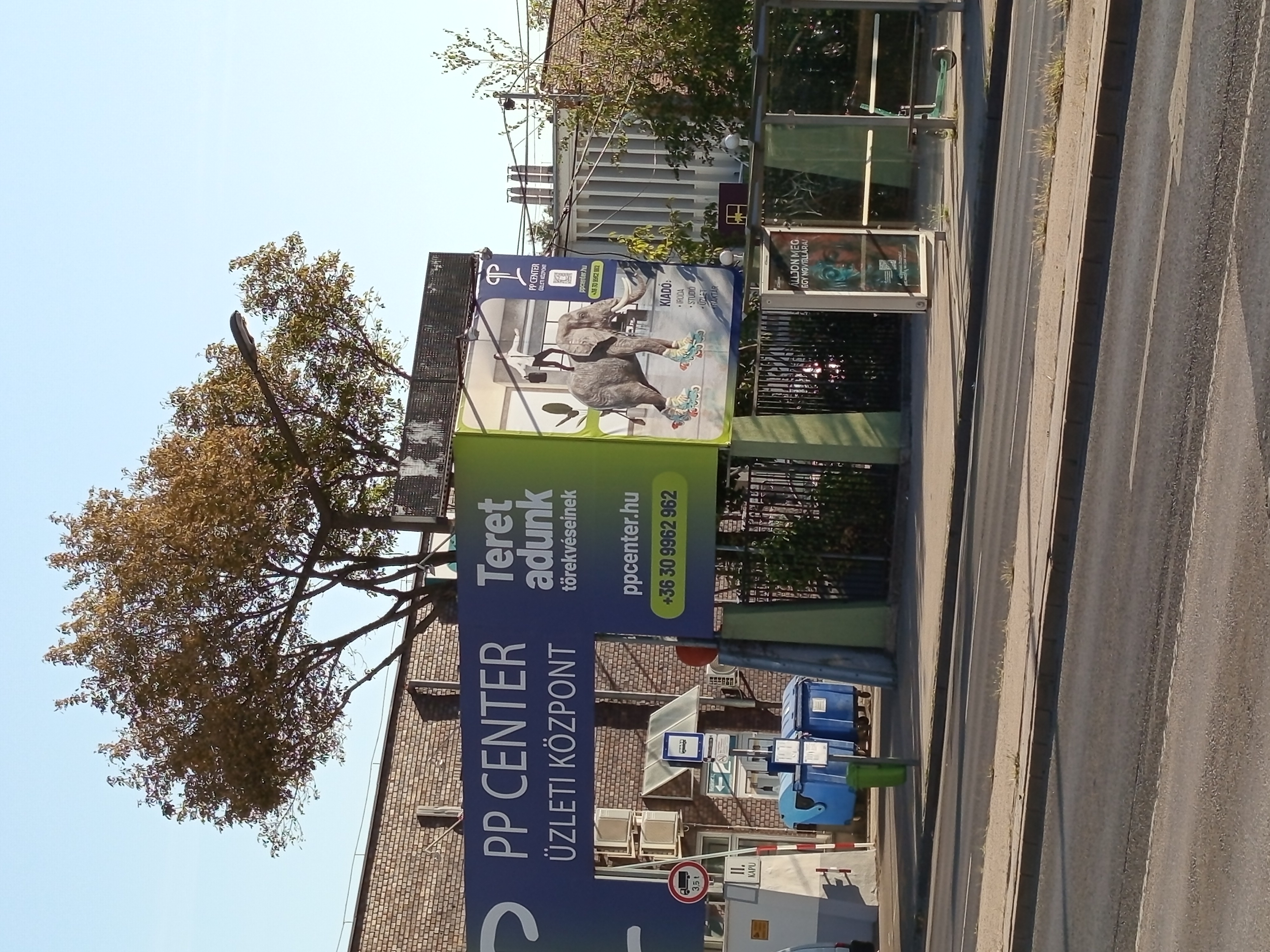 Bejárat a PP Centerbe